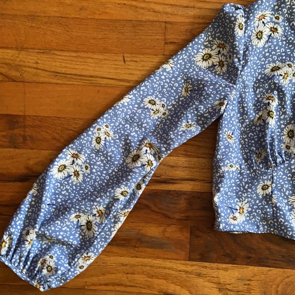 Long sleeve crop top with floral design. - Picture 3 of 5